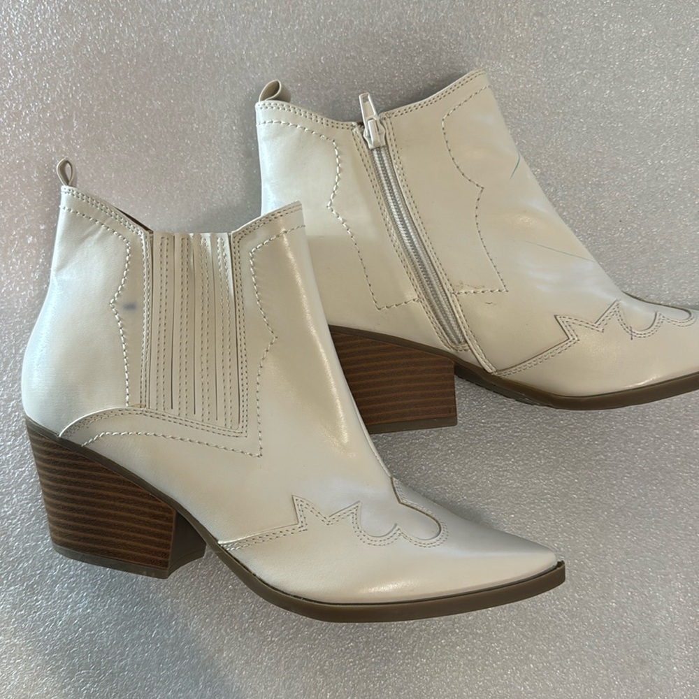 Indigo Rd white leather ladies boots - size 8 M